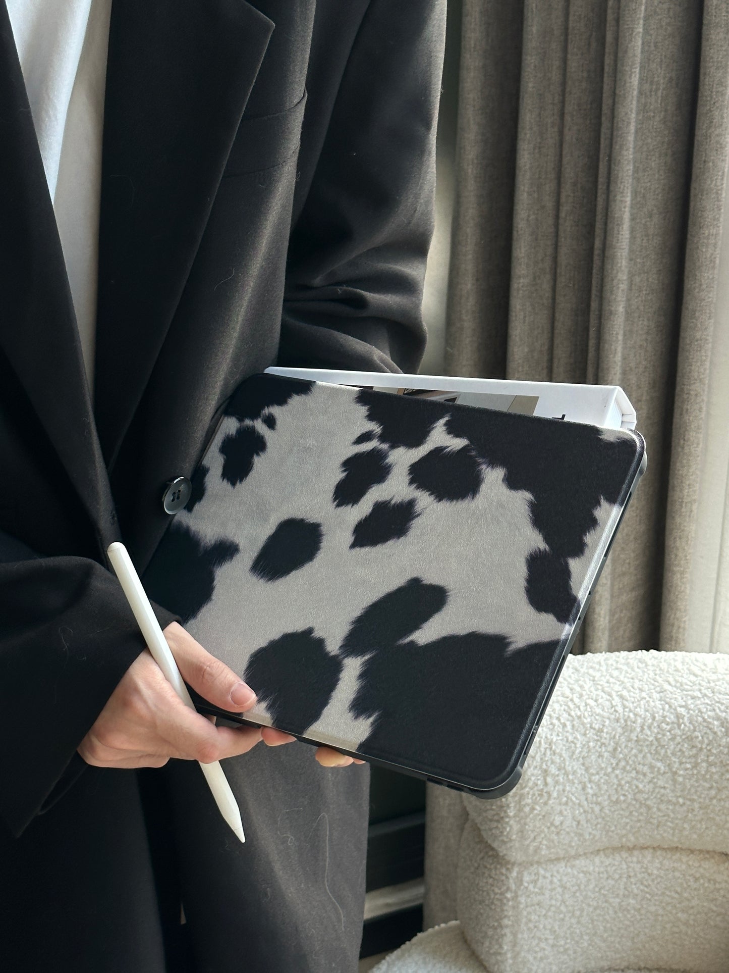 Cow Pattern iPad Case with Pen Holder/iPad Cover for iPad 10 Gen(10.9 inch)/iPad Pro/Air/Mini