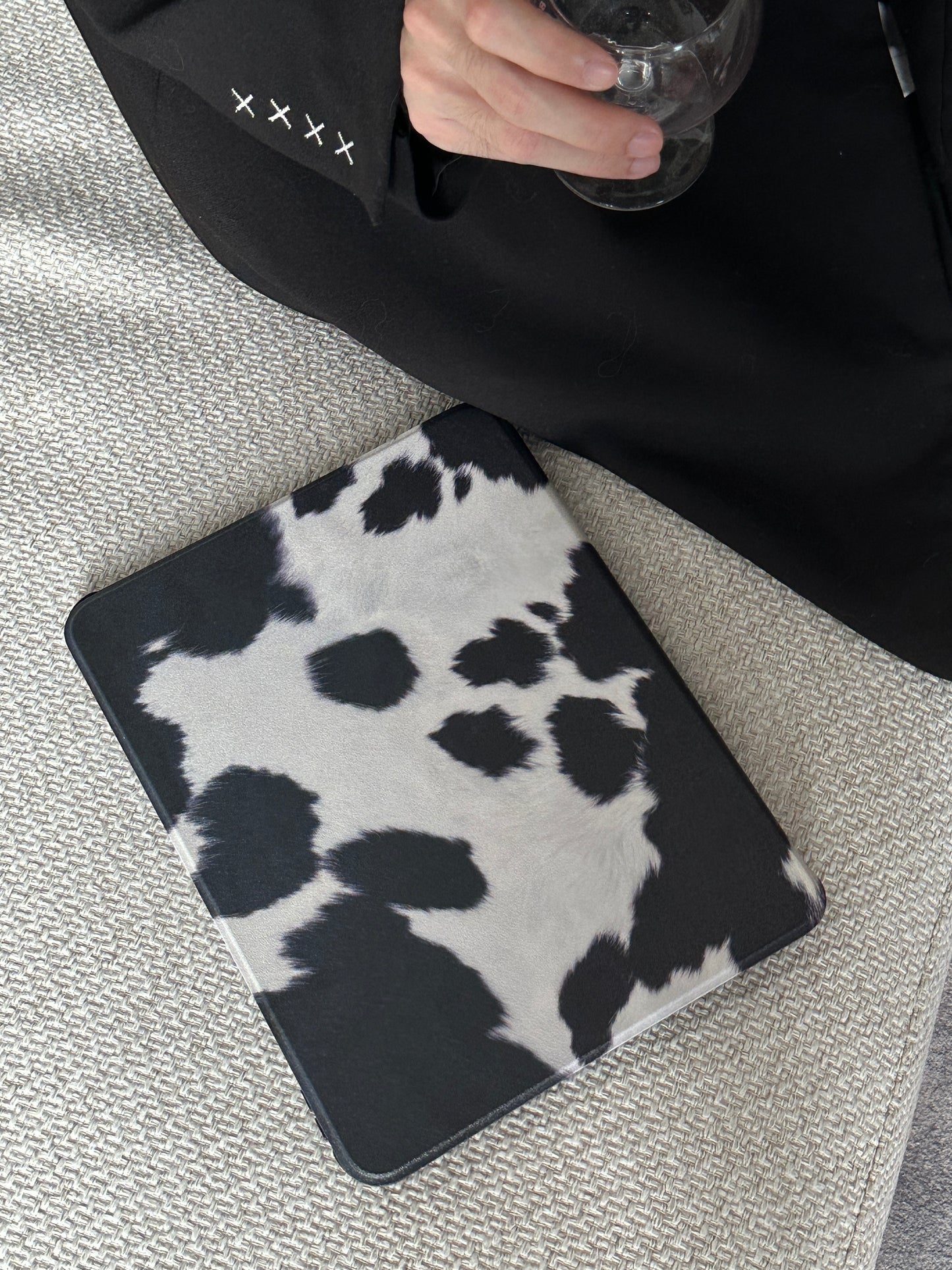 Cow Pattern iPad Case with Pen Holder/iPad Cover for iPad 10 Gen(10.9 inch)/iPad Pro/Air/Mini